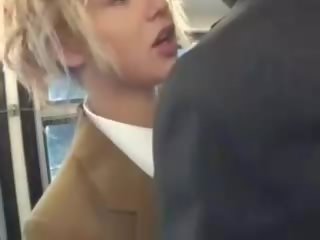 Blondīne diva zīst aziāti puiši putz par the autobuss
