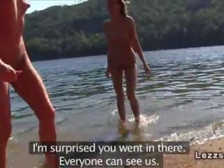 Kelompok dari lesbian pacar telanjang di lake
