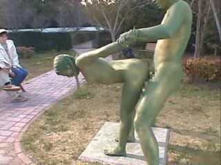 Warga asia perempuan adalah yang statue mendapat beberapa seks